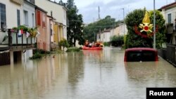 Tim penyelamat membawa orang ke tempat yang aman selama operasi penyelamatan, di Forli, Italia setelah banjir melanda wilayah Emilia-Romagna utara Italia, dalam gambar selebaran ini dirilis 17 Mei 2023. BERPESTA. JANGAN MENGAMBIL LOGO.