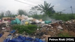 Tempat pembuangan dan pembakaran sampah plastik secara terbuka di Sidoarjo, Jawa Timur, Februari 2023. (Foto: Petrus Riski/VOA)