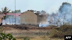 ផ្សែង​ហុយ​ចេញ​ពី​ឃ្លាំង​ផ្ទុក​អាវុធ​​មួយដែល​ឆេះ​នៅ​ទី​បញ្ជាការ​ដ្ឋាន​យោធ​ភូមិភាគ​ទី៣ ក្នុង​ខេត្ត​កំពង់​ស្ពឺ​ ដែល​បណ្តាល​ឱ្យ​យោធិន​២០​នាក់​ស្លាប់​បាត់​បង់​ជីវិត​ និង​មួយ​ចំនួន​ទៀត​រង​របួស ថ្ងៃទី ២៧ ខែមេសា ឆ្នាំ២០២៤។​ (AFP)