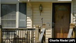 Kuća Endrjua Lestera ispred koje je upucan Ralf Jarl (AP Photo/Charlie Riedel)