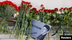 Bunga yang diletakkan di luar kedutaan Iran di Moskow, Rusia, sebagai penghormatan kepada Presiden Iran Ebrahim Raisi, Menteri Luar Negeri Hossein Amirabdollahian, dan korban lain dari kecelakaan helikopter baru-baru ini pada 20 Mei 2024. (Foto: Reuters)