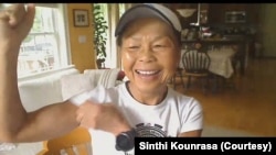 ຍານາງ ສິນທີ ກໍາລັງອວດກ້າມແຂນຂອງນາງ ຫຼັງຈາກອອກກໍາລັງກາຍດ້ວຍການລອຍນໍ້າ ແລະໂຢຄະ ກ່ອນມາໃຫ້ສໍາພາດທາງທີມ.