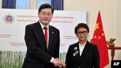 Menlu RI Retno Marsudi (kanan), berjabat tangan dengan Menlu China Qin Gang dalam pertemuan di Jakarta, Rabu, 22 Februari 2023. (Adek Berry/Pool Photo via AP)