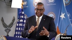 Sekretari Austin duke folur për shtypin në Pentagon