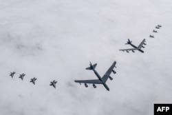 미 공군 전략폭격기 B-52H 2대(가운뎨)와 F-16 전투기 4대(오른쪽), 한국 공군 F-35 전투기 4대(왼쪽)가 14일 한반도 상공에서 연합훈련을 했다. 한국 국방부 제공 사진.