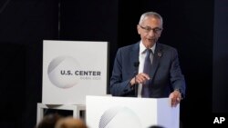 资料照片：2023年12月2日，白宫高级顾问约翰·波德斯塔在阿拉伯联合酋长国迪拜举行的 COP28联合国气候峰会上在美国中心发表讲话。（美联社照片）