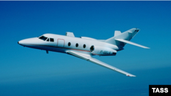 مقام‌های روسیه گفته اند که این طیارهٔ دو ماشینهٔ نوع فالکن۱۰ حامل دو مسافر و چهار عملهٔ پرواز بود.