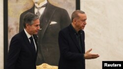 Menteri Luar Negeri Antony Blinken, kiri, dipimpin oleh Presiden Turki Recep Tayyip Erdogan selama pertemuan mereka di Bandara Esenboga di Ankara, 20 Februari 2023. (Foto: via Reuters)