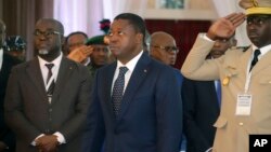 Le président togolais, Faure Gnassingbé, au centre, regarde avant le début de la réunion de la CEDEAO, à Abuja, au Nigéria, le samedi 24 février 2024.