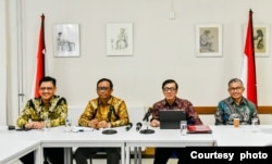 Menko Polhukam Mahfud MD dan Menkumham Yasonna Laoly berbicara dalam pertemuan dengan warga eksil di Belanda. (Foto: Kemenko Polhukam)