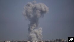 팔레스타인 가자지구 남부 지역에서 이스라엘군 공격으로 피어오르는 포연 (자료사진)