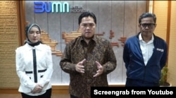 Menteri BUMN Erick Thohir (tengah) didampingi Dirut PT Pertamina Nicke Widyawati (kiri) dan Wamen BUMN Pahala Mansyuri (kanan) mengungkapkan bahwa Depo Plumpang Pertamina akan dipindahkan ke tanah milik PT Pelindo. (Foto: BUMN YouTube/Screengrab)
