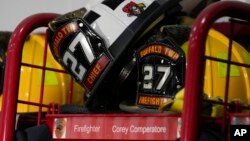 หมวกดับเพลิงของคอรีย์ คอมเพอราโตเร ถูกนำมาวางไว้ที่สำนักงานดับเพลิงเขตบัฟฟาโลทาวน์ชิพ รัฐเพนซิลเวเนีย เมื่อวันที่ 14 ก.ค. 2024