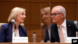 2023年2月17日，英国前首相利兹·特拉斯（左）和澳大利亚前总理斯科特·莫里森（右）在东京国会议员大楼举行的“对华政策跨国议会联盟”研讨会上发表讲话。（美联社照片）