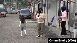 Nurdağı'ndaki konteyner kentte yaşayanlar üçüncü bayramlarını geçiriyor.