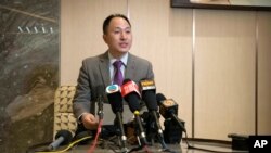 Ilmuwan China He Jiankui berbicara pada konferensi pers singkat di Beijing, Selasa, 21 Februari 2023. (AP/Mark Schiefelbein)