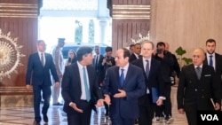 Rishi Sunak apokelewa na mwenyeji wake Abdel Fattah Ekl-Sisi mjini Cairo