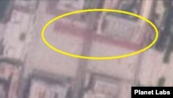 지난달 31일 평양 김일성 광장 일대를 촬영한 민간위성 업체 ‘플래닛 랩스(Planet Labs)’의 위성사진에 연단 앞과 대동강 쪽 북쪽 지대에 인파가 만들어 낸 것으로 보이는 붉은 색 물결이 포착됐다. 사진 = Planet Labs.