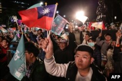 Pendukung calon presiden Partai Rakyat Taiwan (TPP) Ko Wen-je menunggu hasil pemilihan presiden di markas TPP di Xinzhuang di New Taipei City pada 13 Januari 2024. (Foto: AFP)