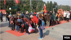 近年每逢毛泽东冥诞或忌日，大批中国民众到其湖南韶山故居祭拜这位已故独裁者 (美国之音/叶兵)