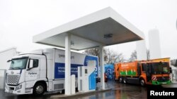 독일 베를린에 있는 수소충전소에서 트럭들이 연료를 충전하고 있다. (자료사진)
