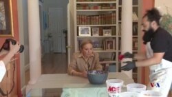 قالب‌گیری از دستان شهبانو فرح پهلوی در پروژه دست‌های ماندگار
