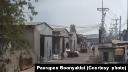 สภาพโรงเรือนและโกดังภายในอาณาบริเวณของโรงงานรีไซเคิลขยะอิเล็กทรอนิกส์ ที่ ต.คลองกิ่ว อ.บ้านบึง จ.ชลบุรี ซึ่งภายในพื้นที่ทั้งหมด 88 ไร่ ของโรงงาน มีโกดังโรงงานรวมประมาณ 27 แห่ง เกือบทั้งหมดดำเนินการโดยไม่มีใบอนุญาตประกอบการอย่างถูกต้อง เมื่อวันที่ 1 กุมภาพันธ์ 2567