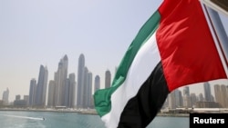 ILUSTRASI - Bendera UEA berkibar di atas perahu di Dubai Marina, Dubai, Uni Emirat Arab, 22 Mei 2015. (REUTERS/Ahmed Jadallah)