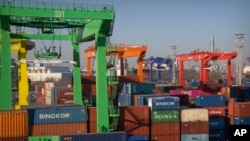 2023年1月16日，中国天津港的集装箱和吊车。（美联社照片）