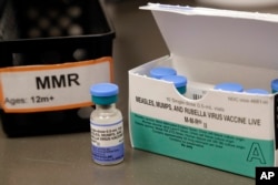 FILE - Botol vaksin campak, gondok, dan rubella di sebuah klinik di Pulau Vashon, Washington, 15 Mei 2019. (AP/Elaine Thompson)
