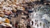 Orang-orang memadati pantai di Alexandria, Mesir, pada 20 Juli 2024, di tengah cuaca panas dan gelombang panas yang mendera wilayah tersebut. (Foto: Reuters/Mohamed Abd El Ghany)