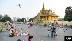 រូបឯកសារ៖ អាជីវករ​នាំគ្នា​លក់​របស់របរ​ក្មេងលេង​នៅ​សួនច្បារ​មុខ​ព្រះបរមរាជវាំង​ក្នុង​រាជធានីភ្នំពេញ កាលពីថ្ងៃទី១៤ ខែមីនា ឆ្នាំ២០២៤។