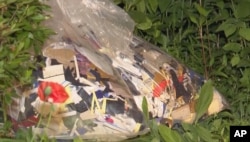 24일 한국 경기도 아파트 상가 인근에 떨어진 북한 풍선. 쓰레기로 보이는 내용물들이 내장되어 있다.