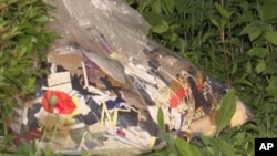 24일 한국 경기도 아파트 상가 인근에 떨어진 북한의 오물 풍선. 쓰레기로 보이는 내용물들이 보인다.