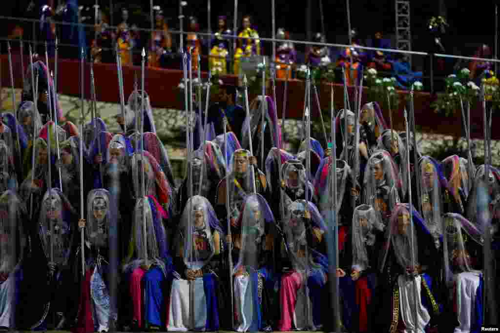 Para jamaah menghadiri Hari Indoktrinator Spiritual, perayaan tahunan di komunitas Vale do Amanhecer (Lembah Fajar) di lingkungan Planaltina di Brasilia, Brazil, 1 Mei 2024. (REUTERS/Adriano Machado)