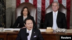 미국을 국빈 방문한 윤석열 한국 대통령이 27일 미 의회 상하원 합동회의에서 연설했다. 한국 대통령의 합동회의 연설은 박근혜 대통령 이후 10년 만이다. 뒷줄은 케빈 매카시 하원의장(오른쪽)과 상원의장을 겸하는 카멀라 해리스 부통령.