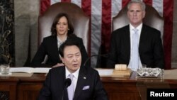 윤석열 한국 대통령이 27일 미국 상하원 합동회의에서 연설하고 있다.