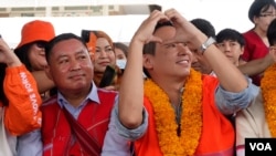 Pemimpin Partai Bergerak Maju (MFP) Pita Limjaroenrat menghadiri upacara di Bangkok. (Foto: Nyo Nyo Lwin, VOA)