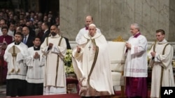 教宗方济各在梵蒂冈圣彼得大教堂主持平安夜弥撒。（2023年12月24日）