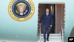 លោក​ប្រធានាធិបតី​ Joe Biden ដើរ​ចុះ​ពី​យន្តហោះ​ Air Force One នៅ​មូលដ្ឋាន Iwakuni នៅ​ភាគ​ខាង​លិច​ប្រទេស​ជប៉ុន កាល​ពី​ថ្ងៃ​ទី​១៨ ខែ​ឧសភា ឆ្នាំ​២០២៣ ក្នុង​ដំណើរ​ទៅ​ចូលរួម​កិច្ច​ប្រជុំ​ G7 នៅ​ទី​ក្រុង Hiroshima។