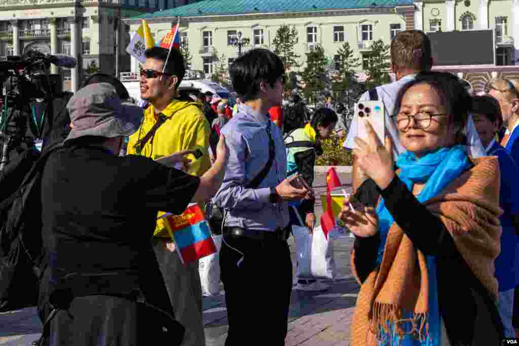 2023 年 9 月 2 日，蒙古乌兰巴托，中国朝圣者和游客聚集在苏赫巴托广场外参见教宗。