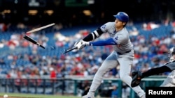 ຜູ້ຖືກກຳນົດໃຫ້ເປັນຄົນຕີເບສບອລ ຂອງທີມ ລອສ ແອນເຈີເລສ ດອດເຈີສ໌ ທ້າວໂຊເຮ ໂອຕານິ (Shohei Ohtani) (17) ໄມ້ຕີເບສບອລຂອງລາວແຕກກະຈາຍ ໃນຂະນະທີ່ກຳລັງຕີເບສບອລ ໃນເກມແຂ່ງກັບທີມ ວໍຊິງຕັນ ແນສັນໂນລສ໌ (Washington Nationals) ໃນລະຫວ່າງຮອບທຳອິດຢູ່ ສະນາມ Nationals Park. (Geoff Burke/USA Today Sports)