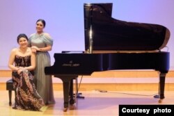 Pianis Edith Widayani (duduk) dan Jessica Januar (berdiri) penyanyi soprano dan monolog dalam The Tales of Women (foto: courtesy).