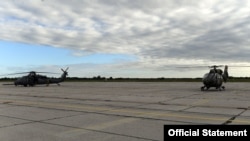 Transportni helikopter oružanih snaga SAD Pi houk (Pave Hawk) i helikopter RV i PVO Vojske Srbije Erbas H145M na pisti vojnog aerodroma Batajnica, tokom zajedničke vežbe snaga SAD i Srbije, u Beogradu, 8. avgusta 2023. (Foto: Ministarstvo odbrane Srbije)