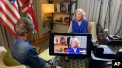 Ibu negara AS, Jill Biden, saat diwawancarai oleh jurnalis the Associated Press, Darlene Superville, saat lawatan di Nairobi, Kenya, 24 Februari 2023. (Foto: Brian Inganga/AP Photo)