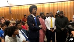 Justin Pearson memasuki area pertemuan Komisioner Dewan Shelby County di Memphis, Tennessee, pada 12 April 2023. Pertemuan tersebut memutuskan ia diangkat kembali menjadi anggota DPR Tennesse. (Foto: AP/Adrian Sainz)