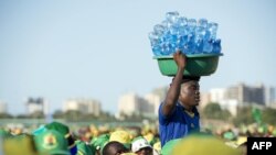Mwanaume akiuza chupa za maji ya kunywa katika jiji la Dar es Salaam nchini Tanzania, tarehe 23 Oktoba , 2015. PICHA N AFP / DANIEL HAYDUK.