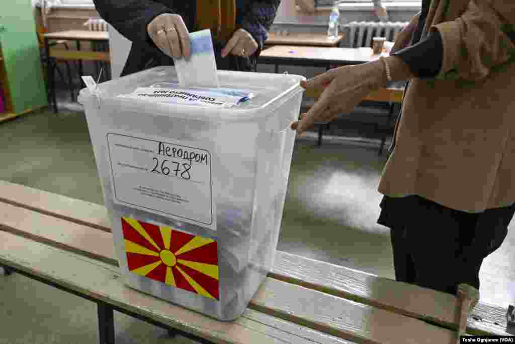 Македонските граѓани излегоа на гласање, на располагање имаат две гласачки кутии: За претседател и за пратеници во Македонското собрание.