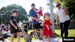 Անկախության օրը՝ հուլիսի 4-ին, շատ ամերիկացիներ ճանապարհորդում են, հրավառություններ վայելում, շքերթներ դիտում և հյուրասիրություններ կազմակերպում