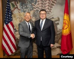 Vashingtonda kechgan mulooqotga AQSh Davlat kotibining Janubiy va Markaziy Osiyo masalalari bo'yicha muovini Donald Lu va Qirg'iziston Tashqi ishlar vaziri muovini Aybek Moldogaziyev boshchilik qildi. 30-mart, 2023.